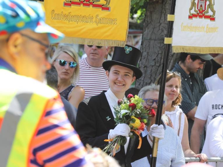 Menschen bei einem Festumzug.